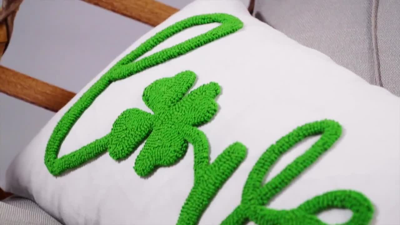 Cuscino Punch Needle Shamrock, cuscino decorativo ricamato per il giorno di San Patrizio video poster