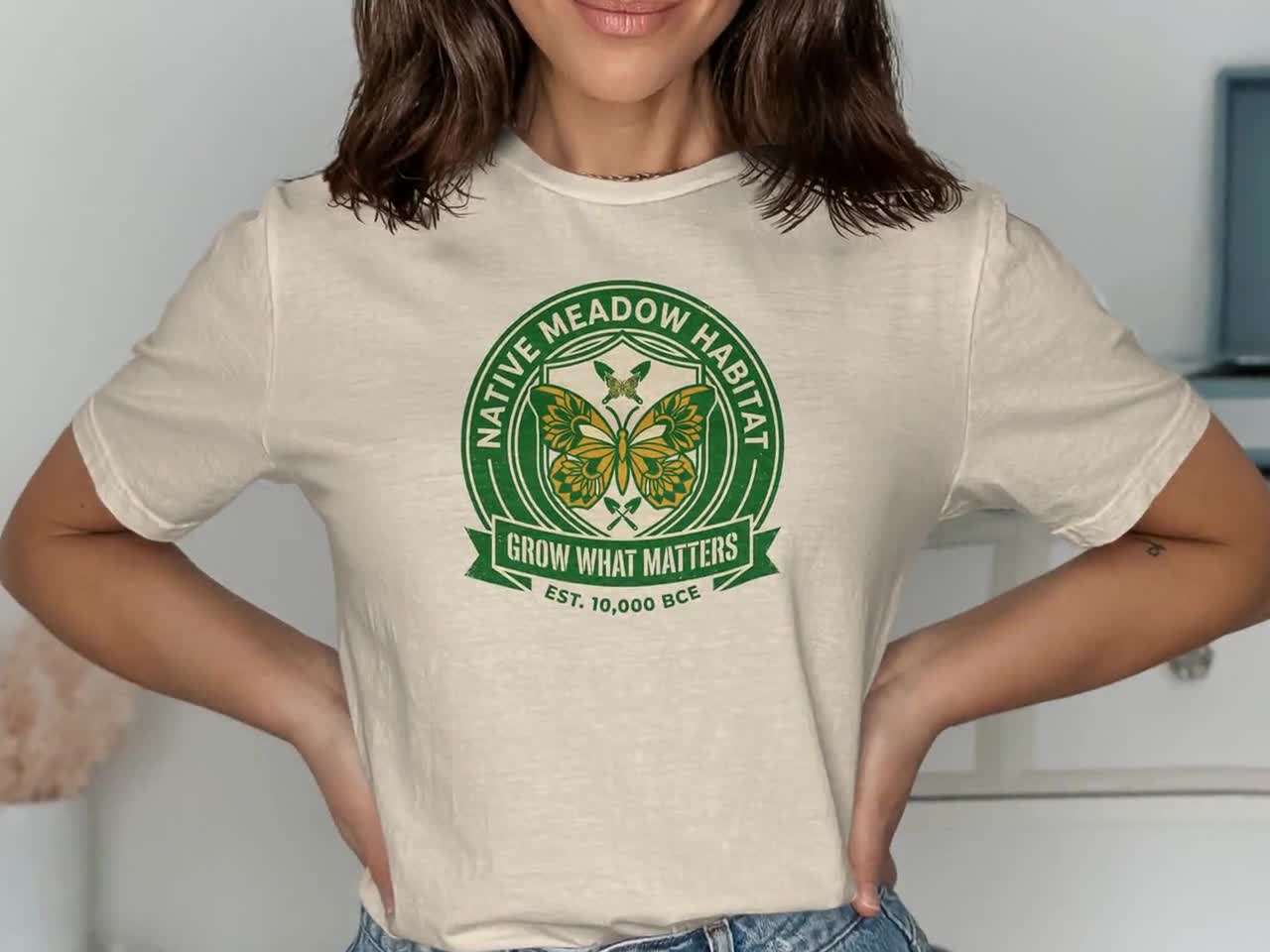 Camiseta con diseño de hábitat de pradera nativa / Camiseta "Cultiva lo que importa" para jardineros de mariposas / Camiseta vintage para amantes de la naturaleza botánica / Regalo ecológico y natural video poster