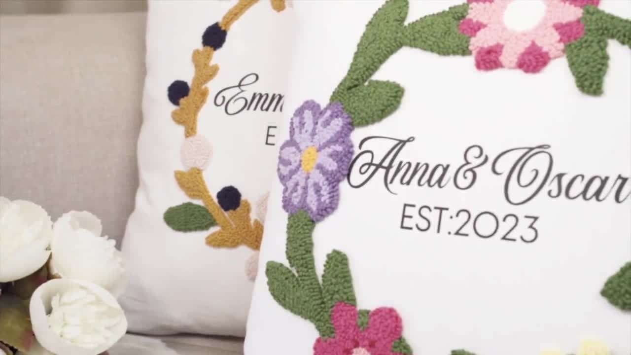 Personlig kudde med namn för par, broderad inflyttningspresent video poster