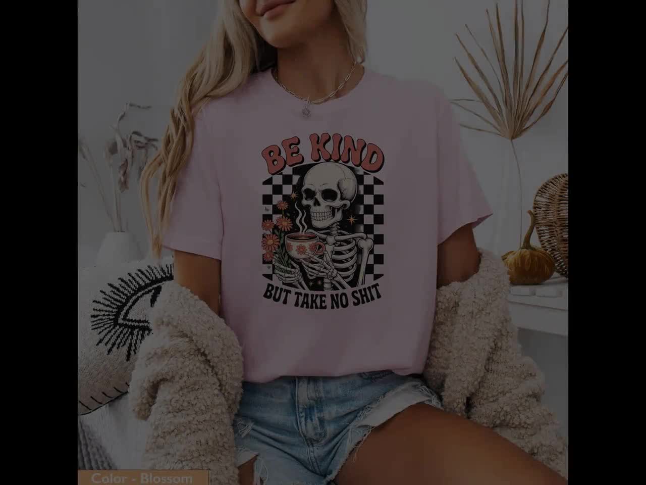 Camiseta de esqueleto "Be Kind": gráfico retro de café y flores video poster