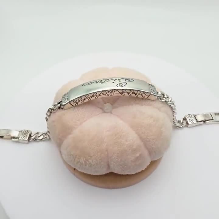 "BRIGHTON ""Sisters"" ID Armband Versilberte Kette 16,5 - 18,5 cm" video poster