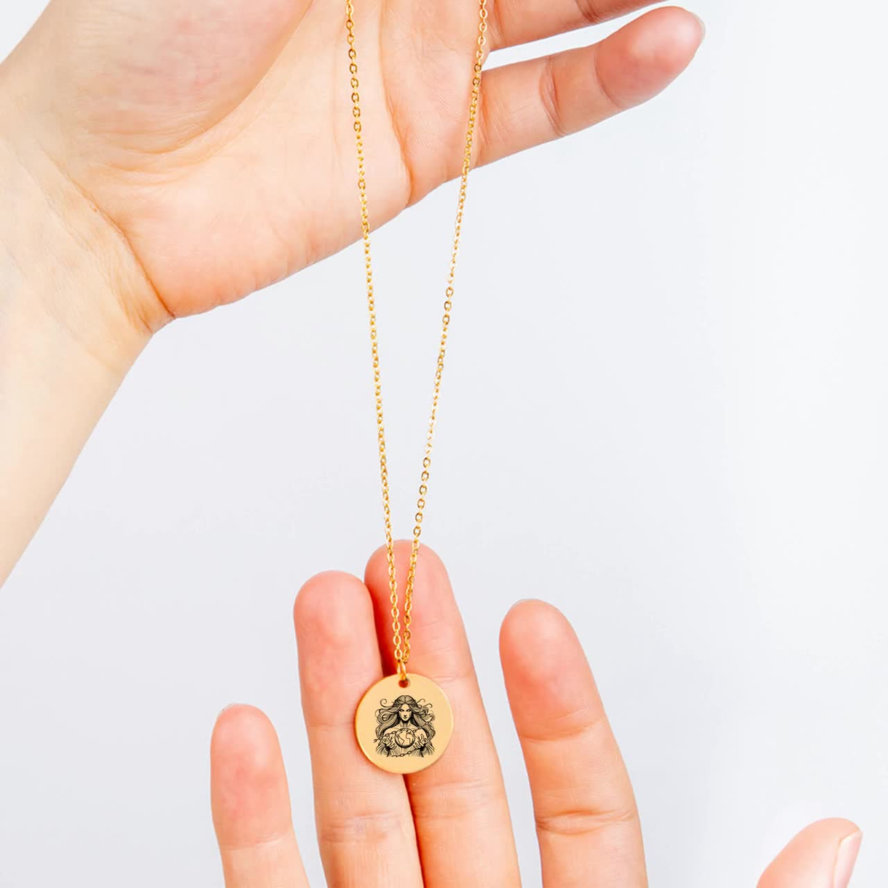 MYKA - Collana Personalizzata Famiglia a Forma di Goccia con Incisione - Regalo per mamma o nonna (Argento 925