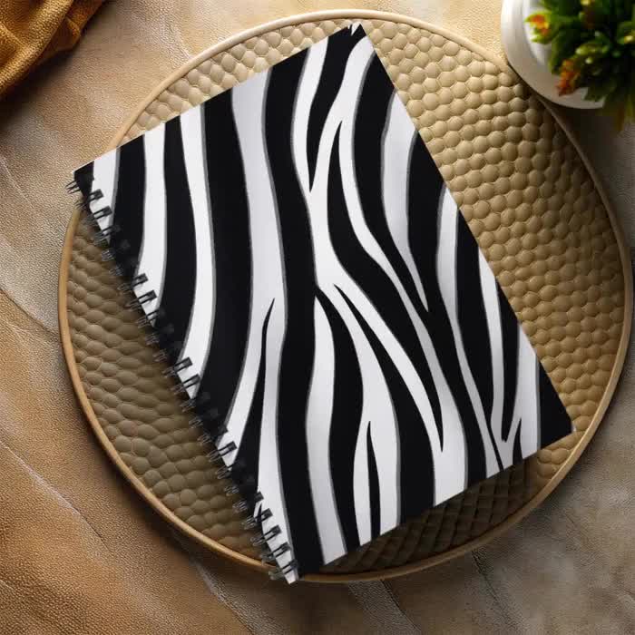 Cuaderno espiral con estampado de cebra: Un bonito diario para la autorreflexión, un cuaderno para escribir historias creativas. video poster