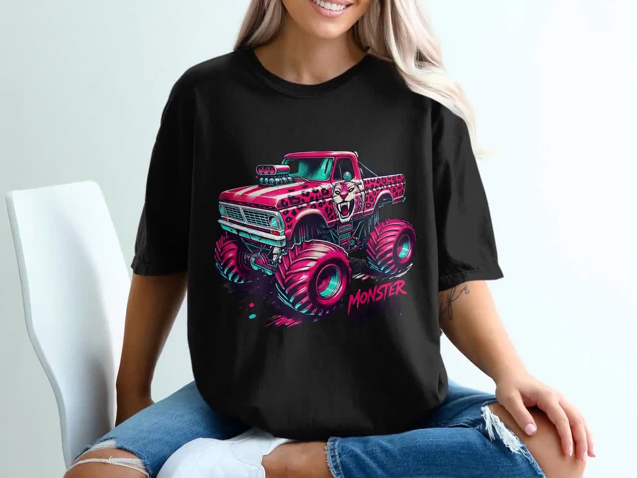 Mamá Monster Truck PNG: Diseño de leopardo rosa intenso (descarga digital) video poster