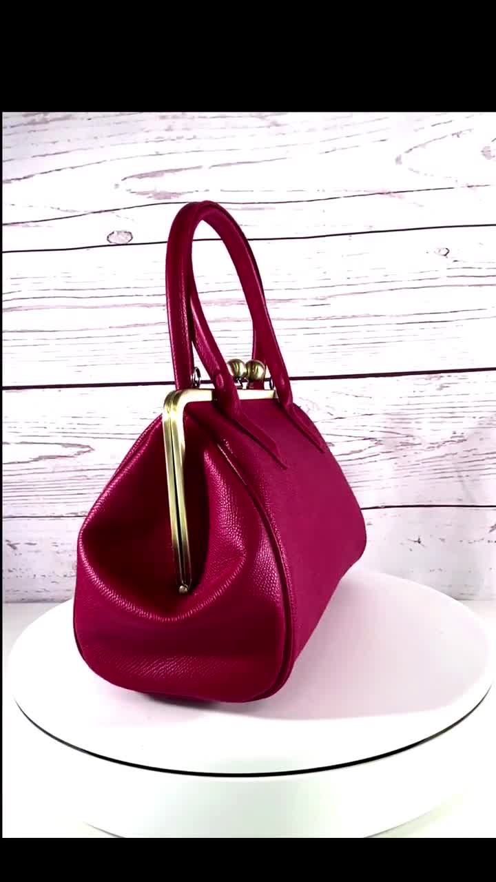 Extravagant crossbody bag with handle 