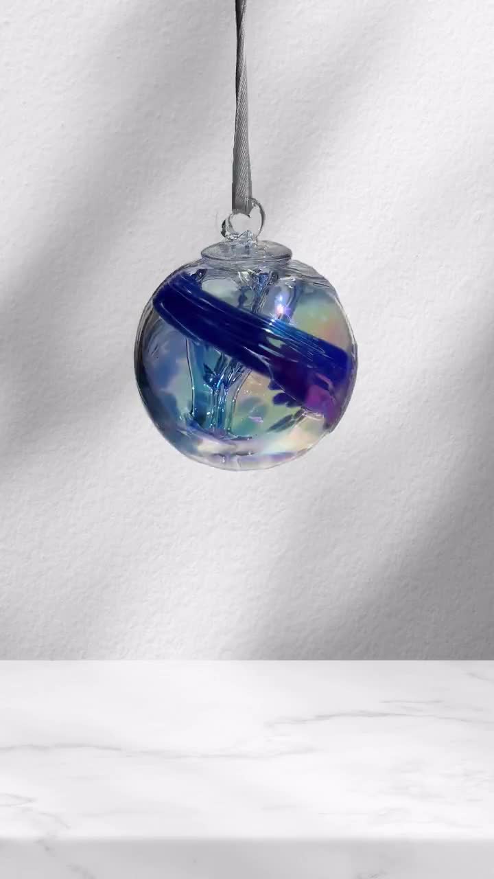 Bola colgante de árbol de la vida azul hecha a mano (8 cm) de Nobilé Glassware video poster