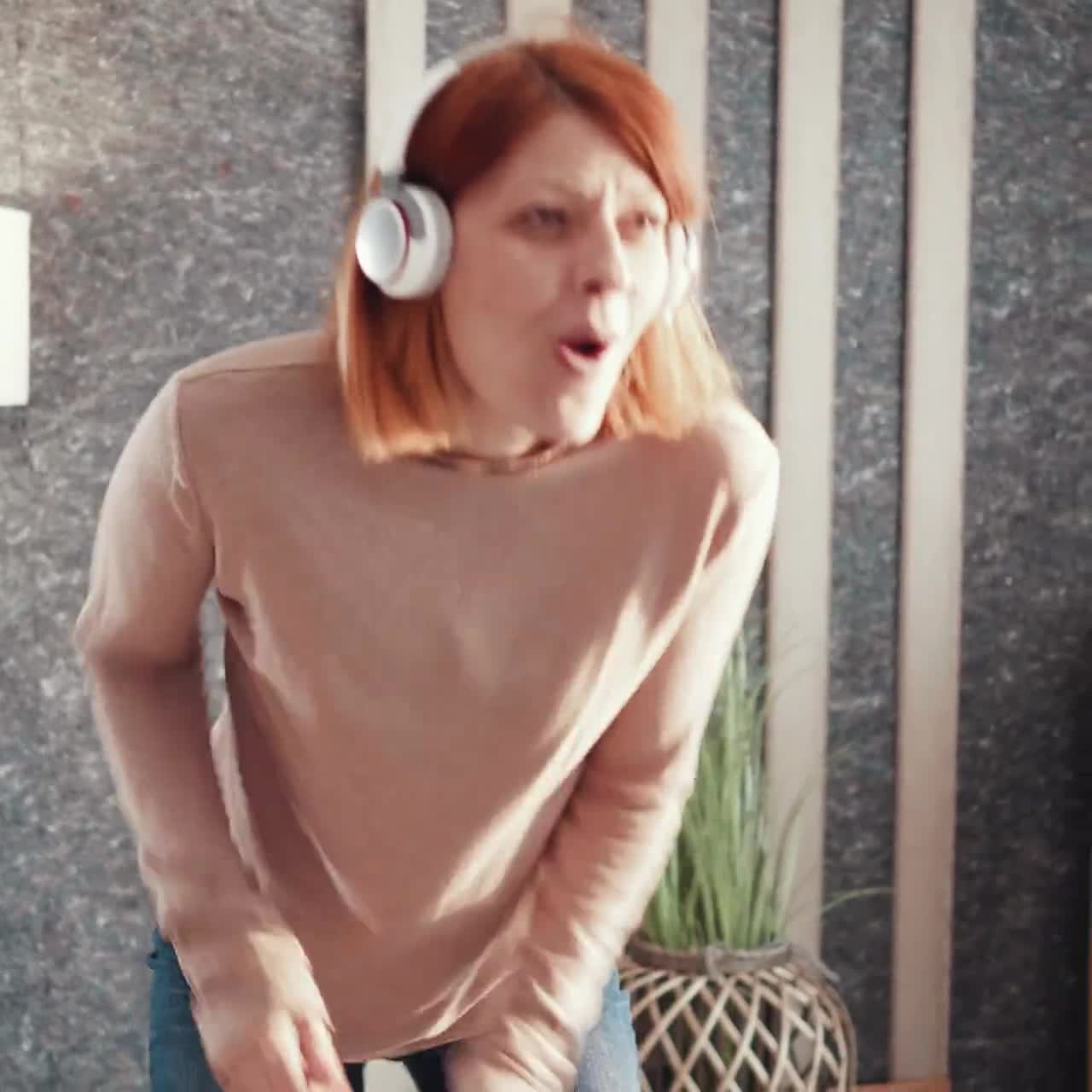 ロイヤリティフリーの音楽背景とトラック video poster