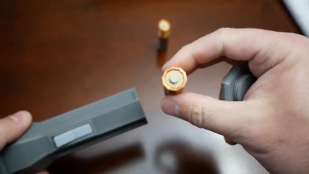 Linterna inspirada en Roblox Doors con interruptor de clic y pilas - Juguete para juegos de imitación video poster