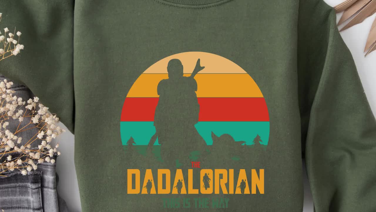 Sudadera Dadaloriana, Sudadera Divertida de Papá Estrella, Regalo Mandaloriano para tu Esposo, Regalo Genial para el Día del Padre, Regalo para Él de Parte de tus Hijos, Suéter de Papá Galaxia video poster