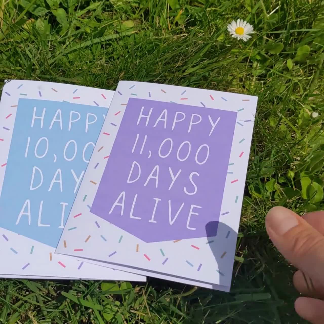 Happy 10.000 Days Alive, biglietto d'auguri, biglietto cardine, 10000  compleanno, coriandoli bianchi con busta verde, biglietto d'auguri A6 -   Italia