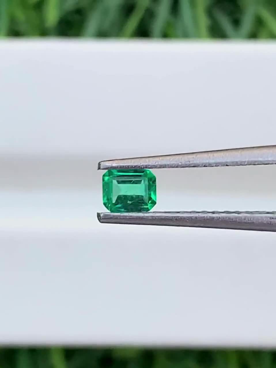 パンジシールエメラルド：3 x 4 mm 八角形ファセットルース