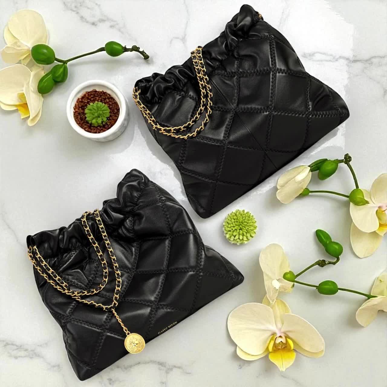 Bolso de piel acolchada con cadena dorada: Bolso de hombro de diseño video poster