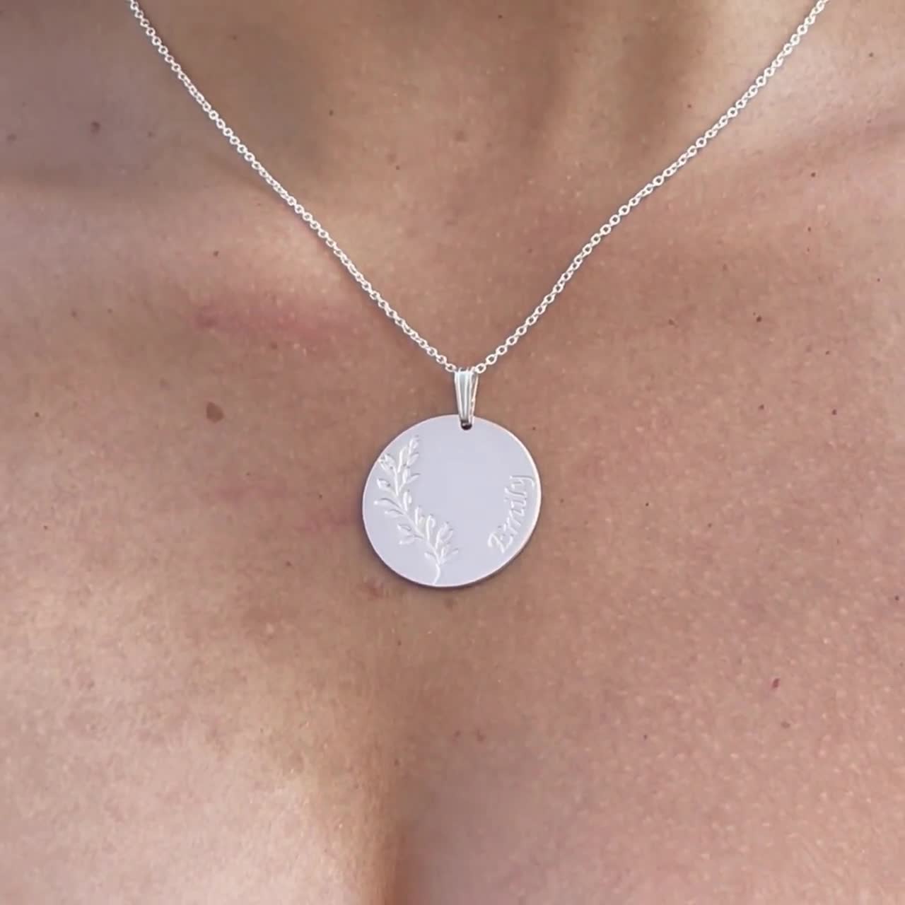 パーソナライズされたスターリングシルバーリーフネームネックレス