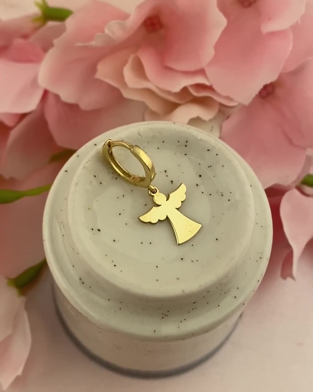 Pendientes de ángel de la guarda en oro de 14 quilates: delicados aros con alas de ángel, regalo de Navidad para ella. video poster