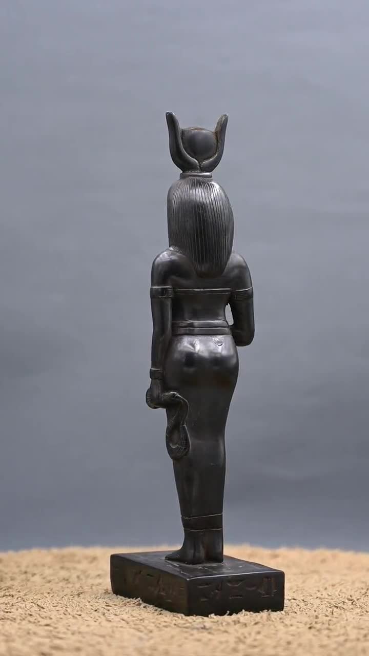 エジプトのハトホル女神像。エジプト製の大きな黒い女神像