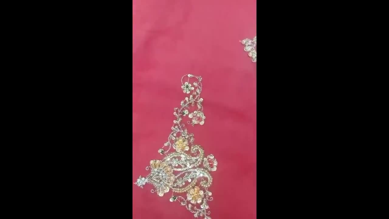 赤い刺繍のレヘンガ・チョリ：パキスタンのブライダル披露宴ドレス