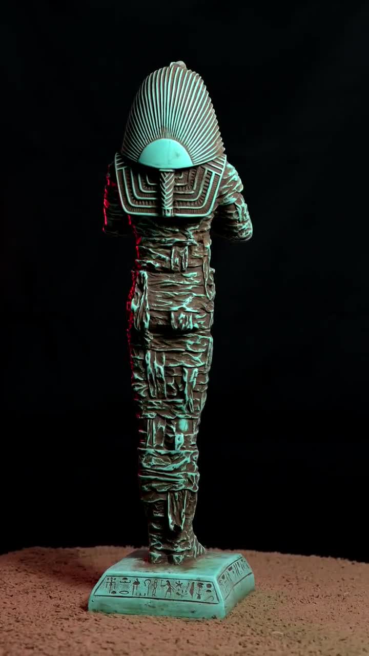 エジプトで作られたツタンカーメン王のユニークな古代エジプトの像の