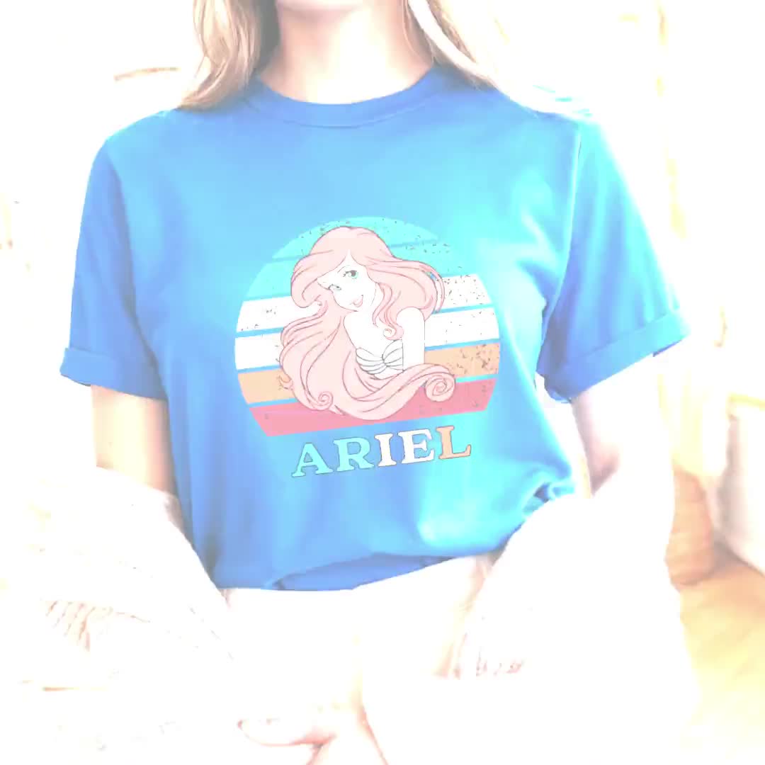 Camiseta de la princesa Ariel de Disney, cuello redondo de algodón de EE. UU., camiseta de viaje familiar a Disneyland, camiseta de regalo de cumpleaños para fanáticos, días festivos. video poster