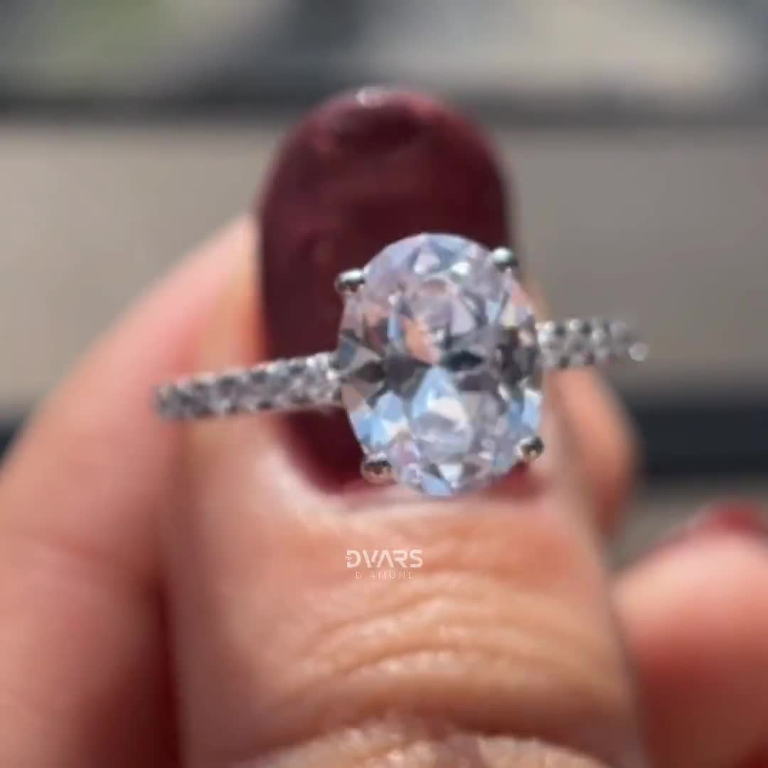 Anillo de boda con diamantes y moissanita de talla ovalada de 2 quilates, anillo de compromiso de oro blanco de 14 quilates, anillo de media eternidad para ella, anillo de diamantes ovalados, anillo de pedida de mano. video poster