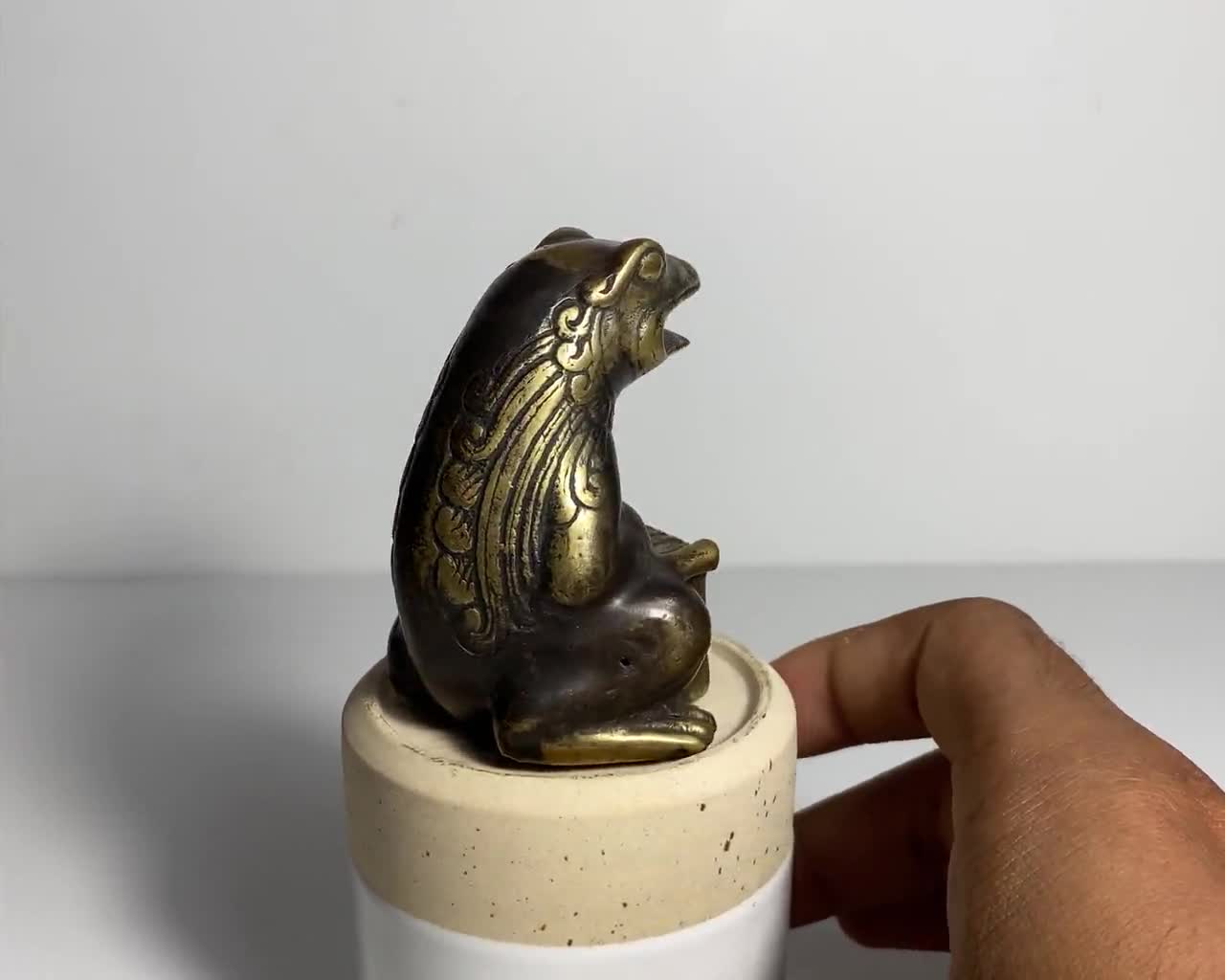 音楽を演奏するカエルの像、2.7インチのブロンズ製カエルの置物