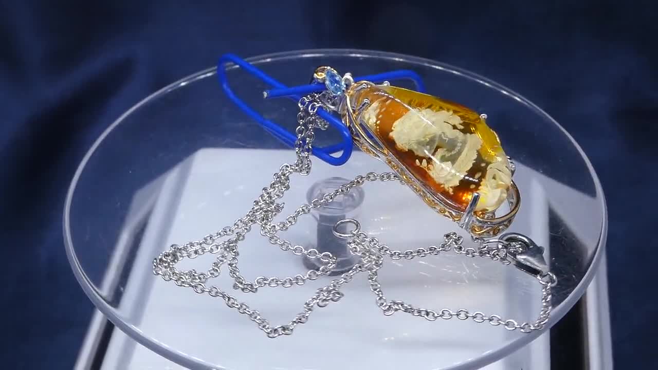 NH Michael Valitutti Cameo With Flowers Etched Art Glass Sterling Silver  Necklace, image size:1280x720