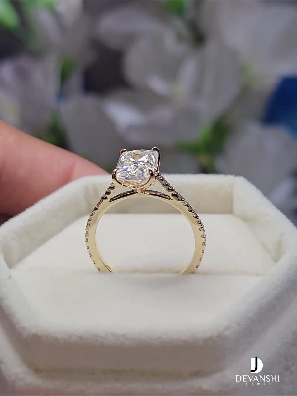 アンティークフローラルチューリップセッティングのラディアントカット