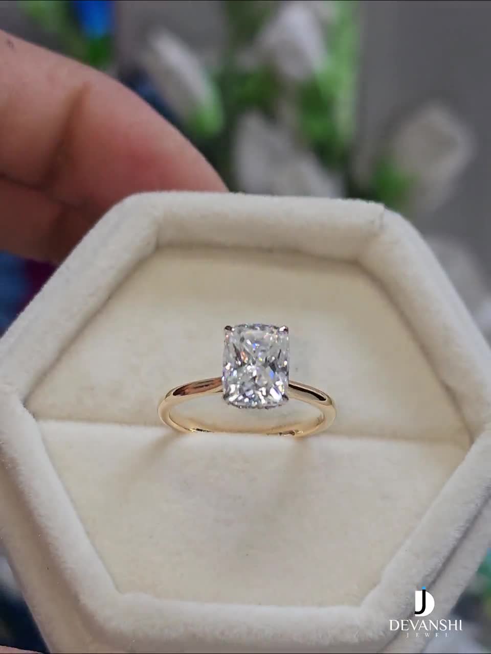 アンティークV字型隠しハローパヴェ婚約指輪、2.50カラット細長い
