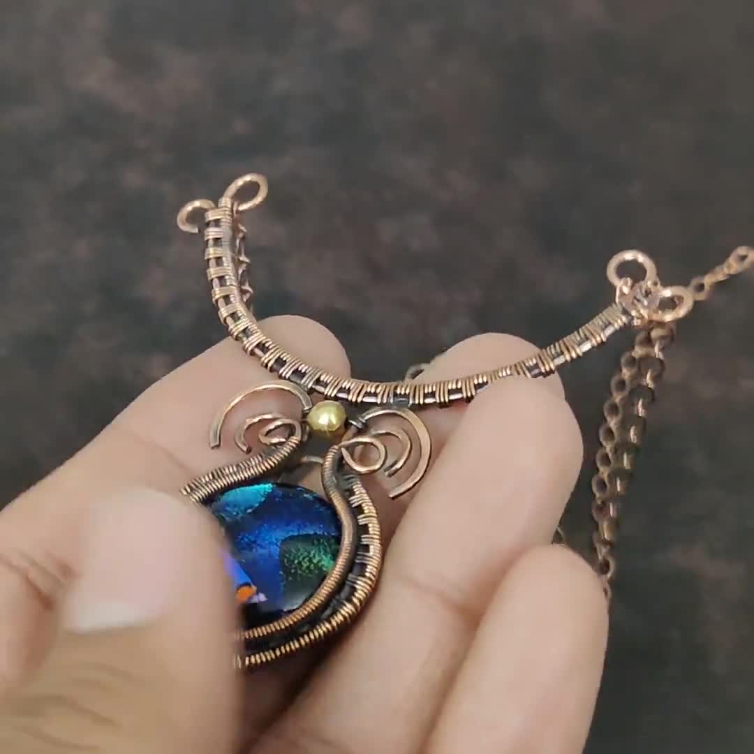 アメリカンダイクロイックガラスネックレス 銅線で包まれた宝石