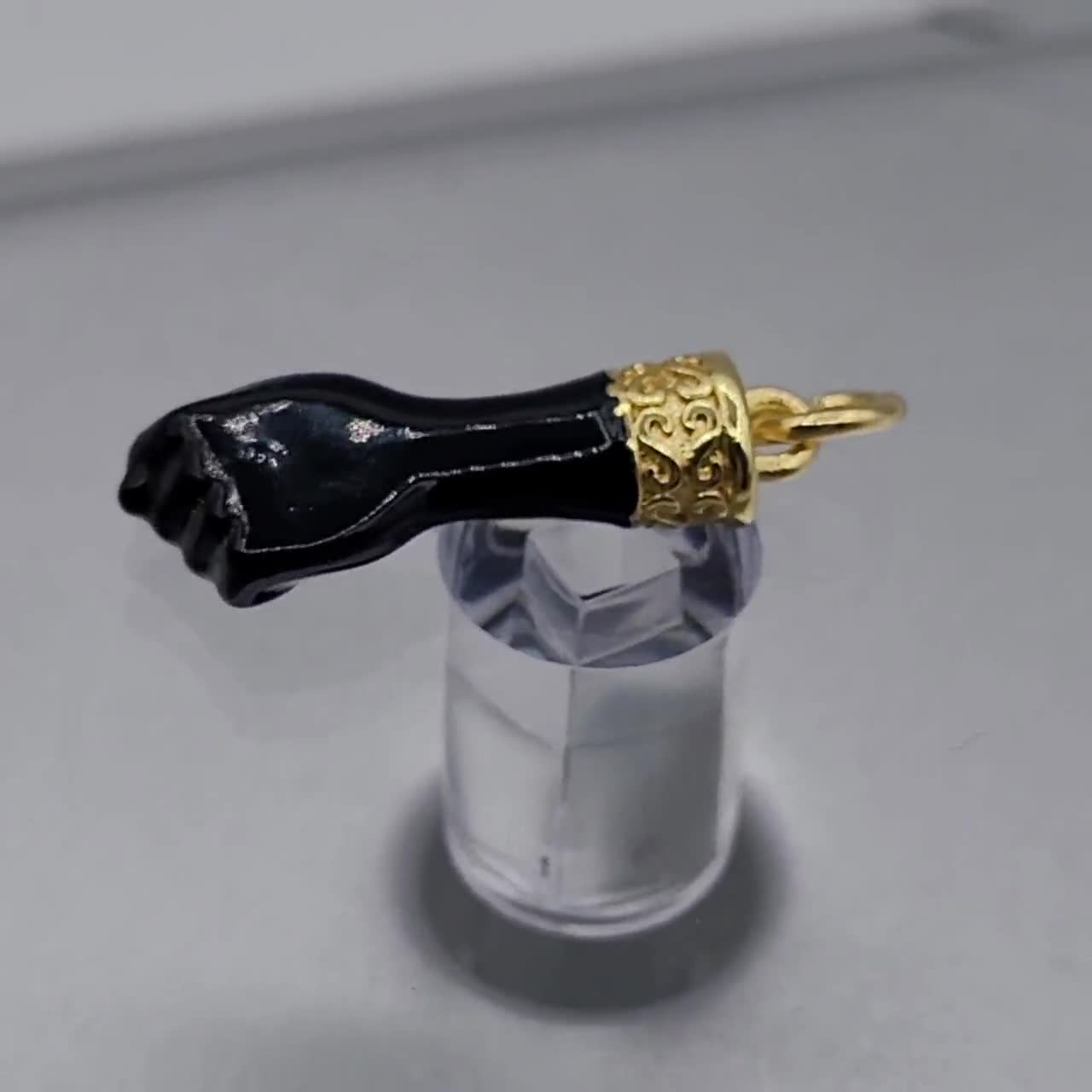 Broche plaquée or rouge en forme de main de Figa artificielle Azabache