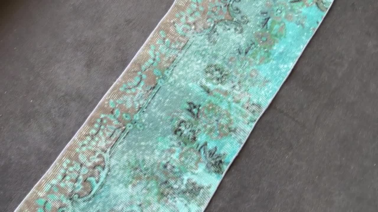 ブルーのオーバーダイウールランナーラグ：ヴィンテージトルコ廊下敷き