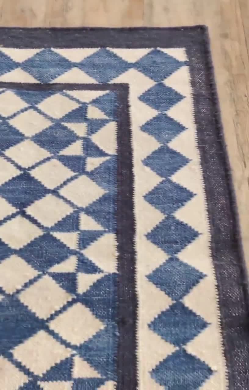 幾何学模様の手織りウールラグ 手織りウールラグ：グレー＆ネイビーブルーの幾何学模様の平織り