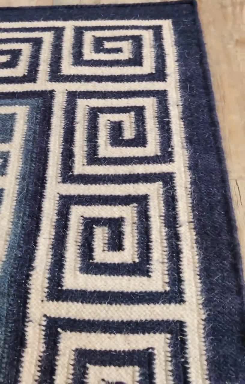 ブルーの幾何学模様ウールラグ：手織りのモダンな平織り - Etsy 日本