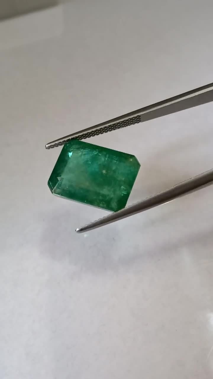 エメラルド 10.76 カラット、11 カラット サイズ、エメラルド
