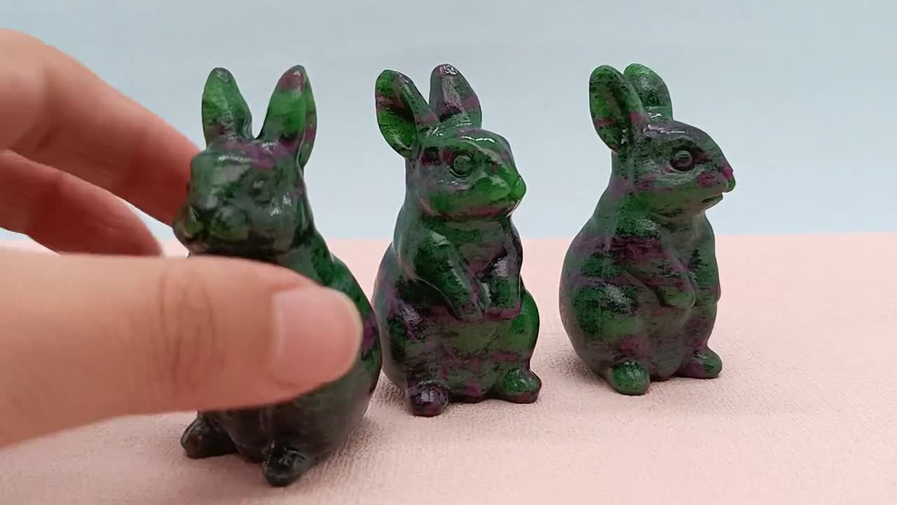 【天然水晶 手彫り うさぎ彫刻】一点物／クリスタルラビット／置物 2.3'' 天然手彫りゾイサイトウサギ、水晶、クリスタルギフト