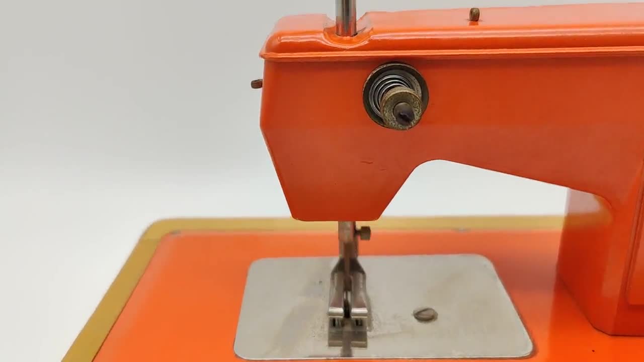 Regina Children's Sewing Machine Sewing Machine Electric Orange Battery  Educational Toy Dollhouse Decoration Vintage Sewing Miniature Girl 60s 70s  -  Norway