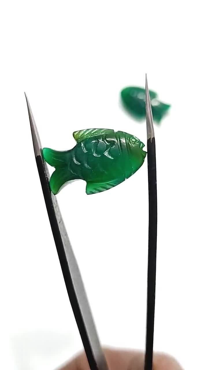 天然グリーンオニキスの魚の彫刻された宝石ビーズ、ジュエリー
