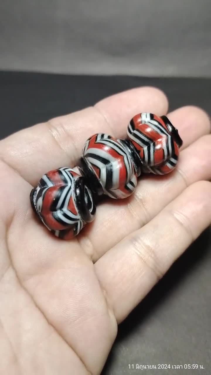 コレクターズアイテム、東南アジア産、ガラスビーズ3個、花型、カラー