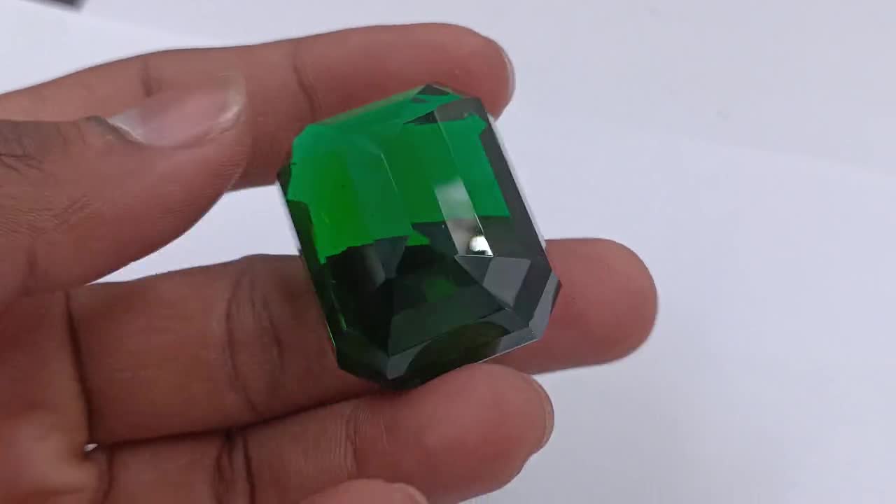 Pierre précieuse en vrac taillée poire AAA naturelle impeccable vert de