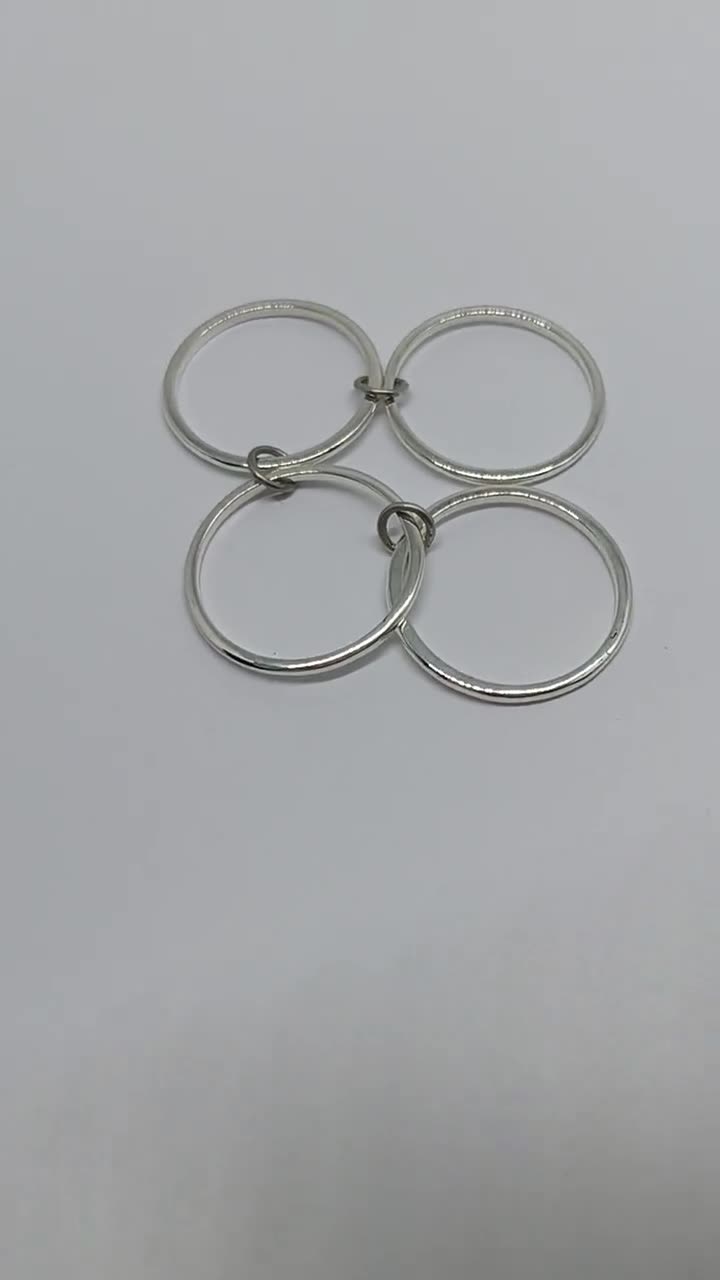 Anillo entrelazado de cuatro bandas lisas, banda lisa de alambre de plata maciza hecha a mano, banda de boda, banda de uso diario, banda entrelazada de plata maciza para ella video poster
