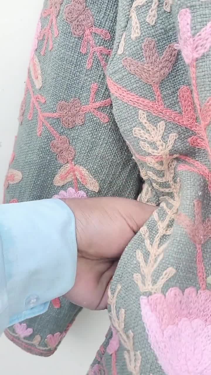 ハンドメイドのスザニ刺繍ジャケット：インドのボヘミアンキルティング