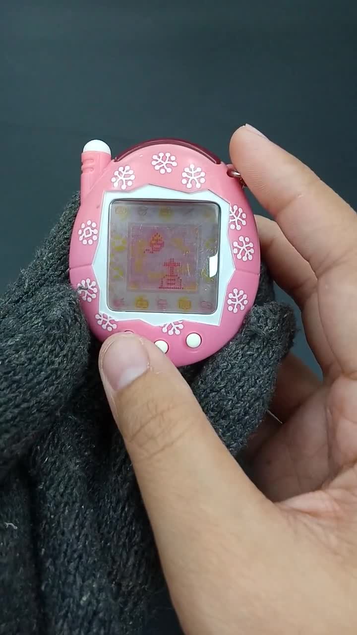 ちー ´ꈊ｀オーダーページ SKU B777P8712 | Tamagotchi Plus Red Series Pink Fruit Color