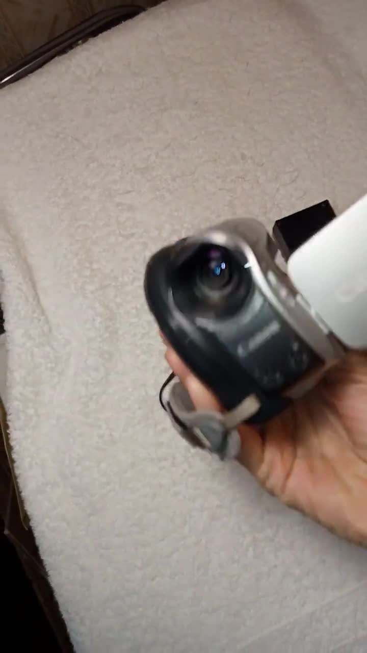 動作するDVDビデオカメラ、シルバーのデジタルビデオカメラCanon DC311