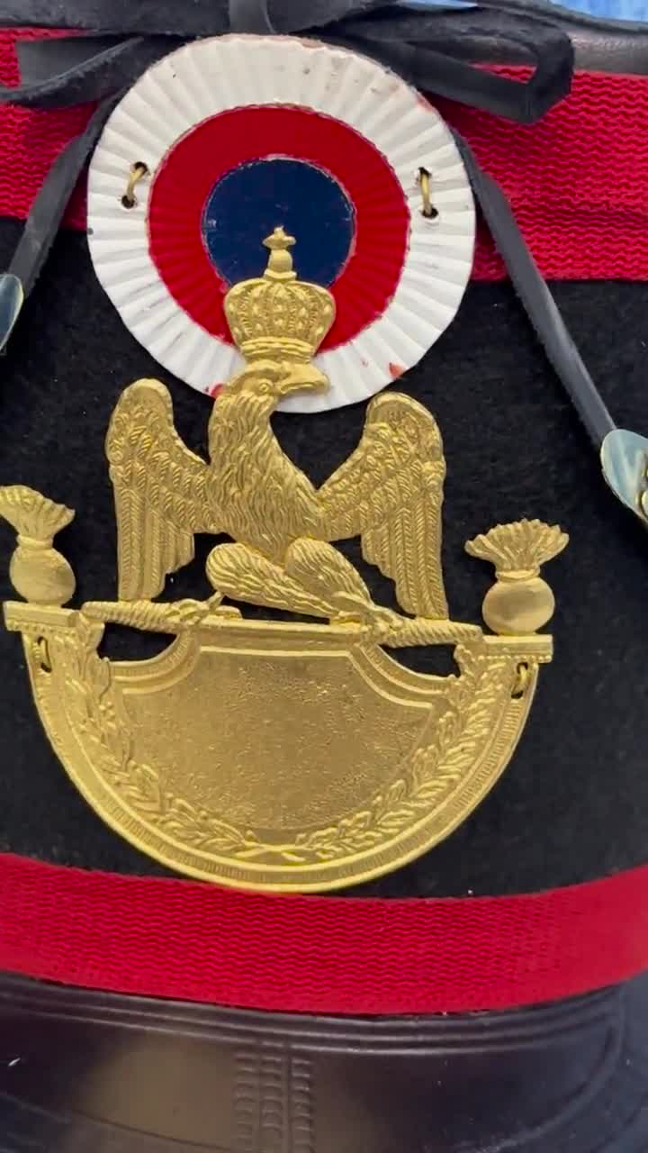 ナポレオン時代のフランス軍シャコー帽：黒と赤の羽飾り、真鍮の鷲