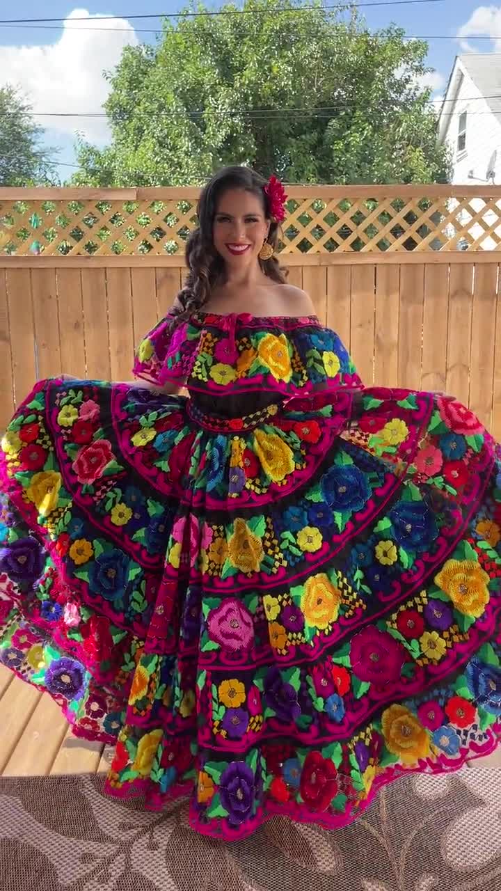 Traditional Mexican Chiapaneco Dress. Traditional Embroidered