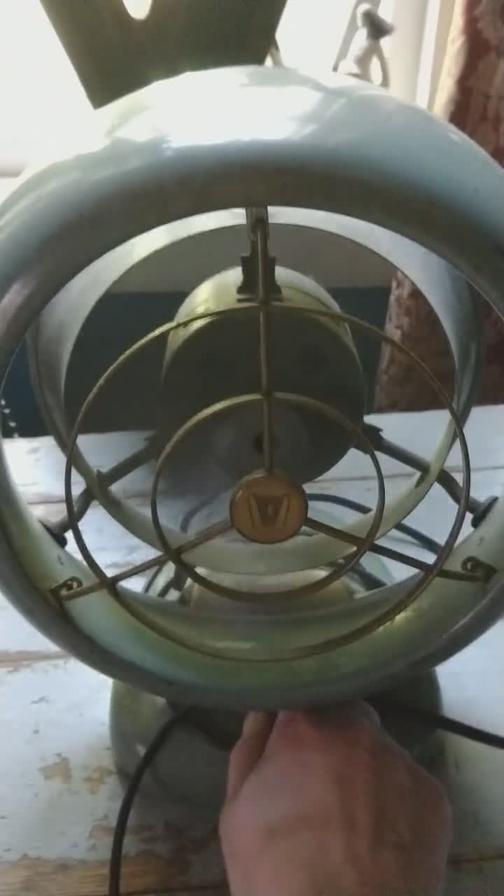 Ventilador vintage Vornado D16C1-1 D50 de estilo industrial retro de mediados de siglo con 2 velocidades de funcionamiento video poster