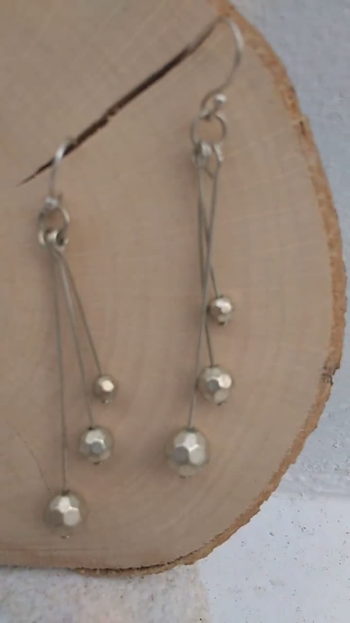 バレンタインデーに彼女へのプレゼントに、トレンディなシルバーカラーのイヤリングジュエリー video poster