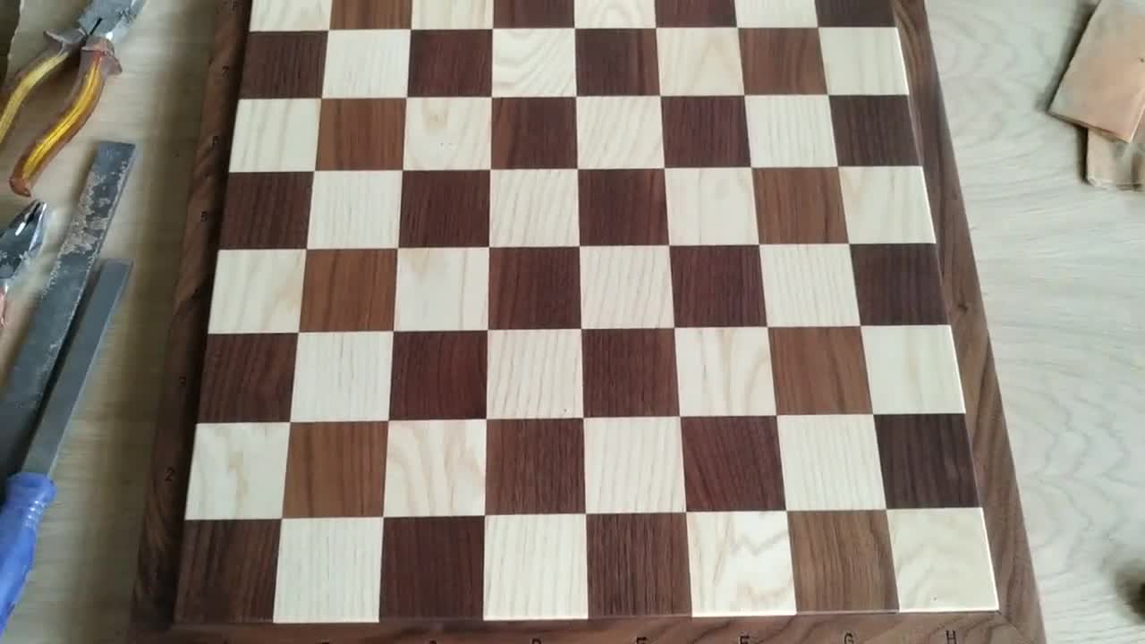 Échiquier bois noyer/érable taille 5 avec numérotation