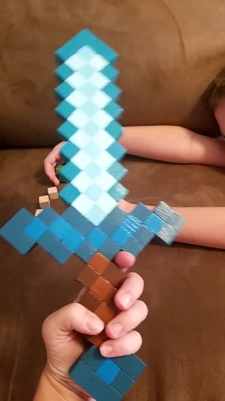 Spada di diamante di Minecraft Papercraft