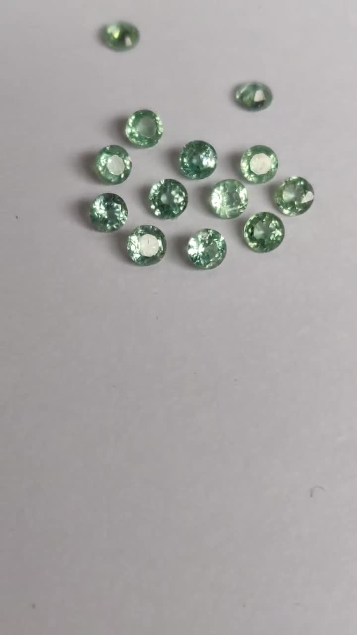 天然の希少なミントグリーンカイヤナイト ラウンド 5 mm ファセット