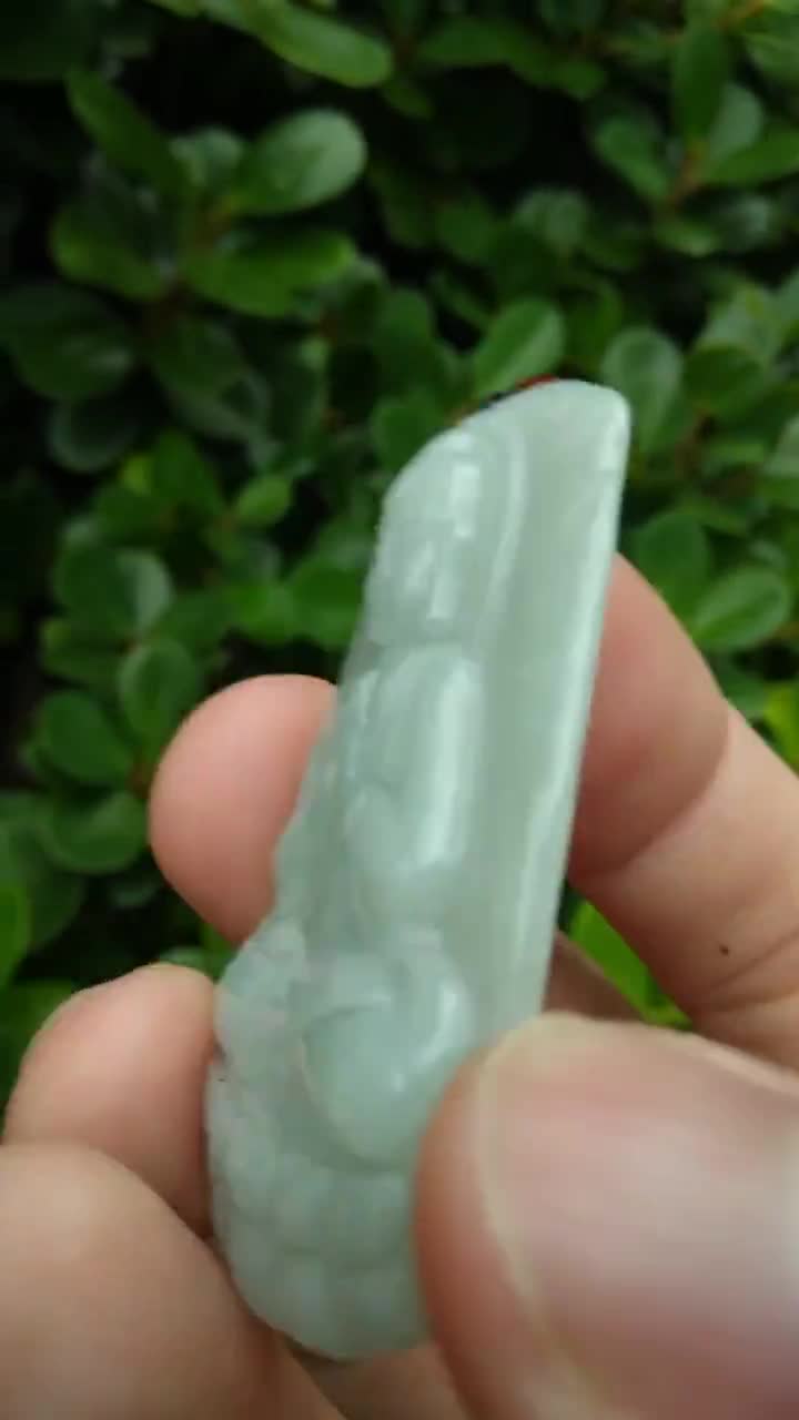 本物の翡翠の微笑む穏やかな仏陀ペンダント、グレードAのグリーン